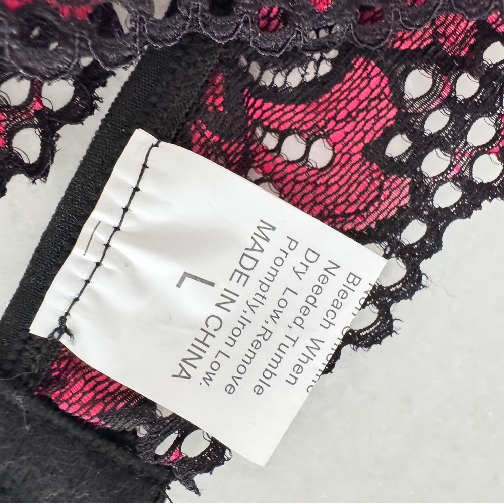3 Piece Lace Lingerie Set Garter Bra Panties
in Black and Pink - Picture 4 of 4